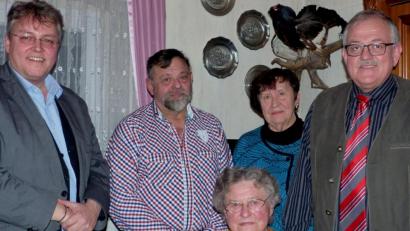 Bild: lgc
Die Jubilarin mit (von links) Pater Adrian Kugler, Sohn Konrad Seemann, Annemarie Prüschenk-Wiesnet und Bürgermeister Gerhard Löckler.