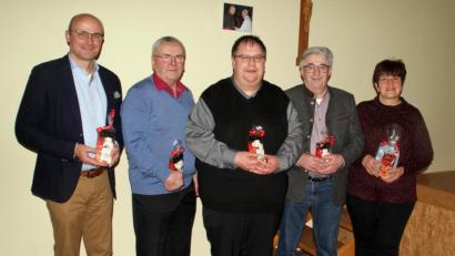 Bild: agr
Präsente beim Neujahrsempfang erhielten (von links) Bürgermeister Maximilian Beer (Schwarzhofen), Pfarrgemeinderatssprecher Johann Eckl, Pfarrer Markus Urban, Dritter Bürgermeister Michael Albang (Dieterskirchen) und Monika Paumer.