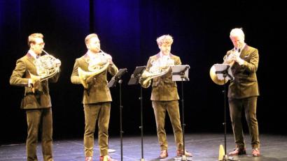 Bild: Williamson, Dagmar
Stephan Schöttstädt, Sebastian Schorr, Timo Steininger und Christoph Eß (v. links): Sie mischen die traditionelle Welt der klassischen Musik mit ihren Hörnern auf, machen das Unvorstellbare möglich und erweitern den Horizont ihrer Zuhörer mit zeitgenössischen Titeln in den sozialen Medien. #hornlikes - nicht nur auf Instagram.