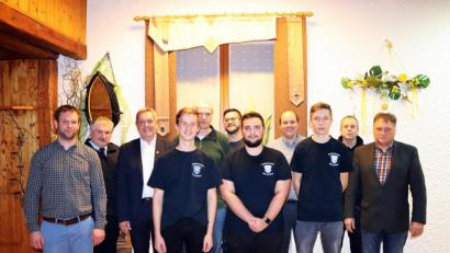Bild: jma
Zufriedene Gesichter bei der Feuerwehr Michelfeld (von links): Kommandant Andreas von der Grün, Kreisbrandinspektor Hans Sperber, Bürgermeister Joachim Neuß, der Schriftführer der Jugendfeuerwehr, Michael Thiem, die Kassenprüfer Reinhard Wittmann und Markus Weber, der Vorsitzende der Jugendfeuerwehr, Daniel Wittmann, Vorsitzender Sebastian Höllerl, stellvertretender Jugendfeuerwehr-Vorsitzender Jomathan Neukam, Kreisbrandmeister Michael Schmidt und der Feuerwehrbeauftragte der Stadt, Josef Lehner.