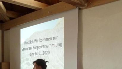 Bild: exb
Bürgermeisterin Tanja Schiffmann informiert bei der Seniorenbürgerversammlung.