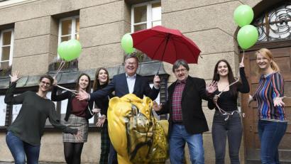 Bild: Petra Hartl
Oberbürgermeister Michael Cerny hält seinen Schirm über die 64. Theatertage der bayerischen Gymnasien am GMG in Amberg. Schulleiter Peter Welnhofer und die beiden Lehrerinnen Claudia Ried und Bettina Wagner freuen sich mit den Schülerinnen aus dem P-Seminar "Öffentlichkeitsarbeit", die extra ins Rathaus gekommen waren, um die Schirmherrschaft zu erbitten.