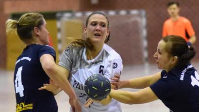 Bild: af
Die Handballerinnen des HC Weiden (in der Bildmitte Tamara Hauer) zogen im Heimspiel gegen Spitzenreiter HSG Nabburg/Schwarzenfeld erwartungsgemäß den Kürzeren.