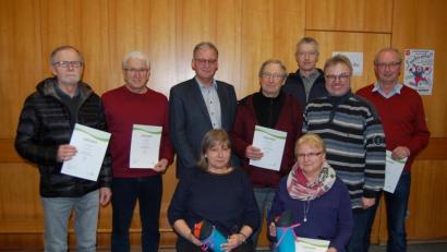 Bild: grm
Für langjährige Mitgliedschaft bei der Siedlergemeinschaft Irchenrieth zeichnen Vorsitzende Roswitha Stahl (sitzend links) und stellvertretender Vorsitzender Andreas Hartung (stehend Zweiter von rechts) zahlreiche Mitglieder aus.