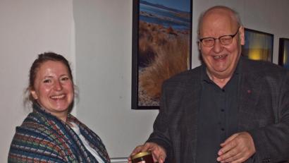 Bild: sön
„Eine Ausstellung über einen Kontinent, die beeindruckt“, betonte Klosterdirektor Pater Ulrich Schrapp und überreichte an Fotografin Viktoria Hehn einen Spezialhonig aus dem Klosterladen.