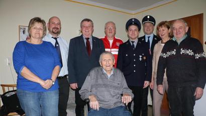 Bild: gru
Mit Hans Ziegler (sitzend) feiern an seinem 95. Geburtstag (von links) Tochter Waltraud Bäumler, Stefan Vogl (Soldaten- und Kameradschaftsverein Königstein und Umgebung), Bürgermeister Hans Koch, Sohn Klaus Ziegler, Thomas Kraus und Thomas Kogelbauer Feuerwehr Kürmreuth) sowie Marianne Metzner und Hermann Schertl (Imkerverein Vilseck).