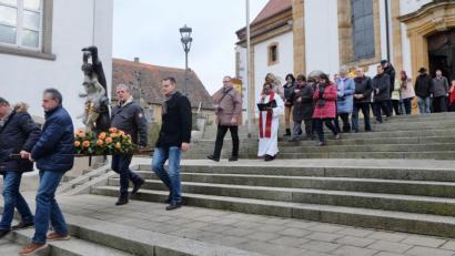 Bild: rha
Vier Männer tragen die geschmückte Statue des heiligen Sebastian in einer Prozession durch die Straßen der Stadt Vilseck.