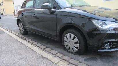 Bild: piam
So blieb eine ganze Reihe von Fahrzeugen zurück, die in der Obermeierstraße im Dreifaltigkeitsviertel das Opfer eines Reifenstechers wurden.