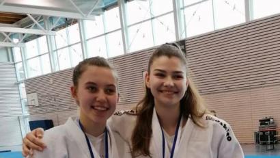 Bild: exb
Sarah Spitzhirn und Anna Schneider belegten bei der Nordbayerischen Meisterschaft die Plätze eins und drei.