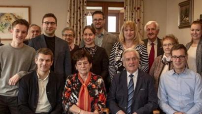 Bild: le
Viele Glück- und Segenswünsche gibt es für Margot Lehner (sitzend, Zweite von links), die im Kreis der Familie den 80. Geburtstag feiert.