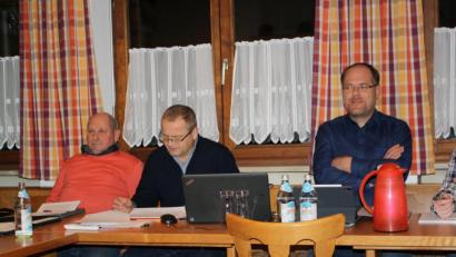 Bild: bjp
Ingenieur Gottfried Blank (Mitte zwischen Zweitem Bürgermeister Alfons Przetak und Bürgermeister Thorsten Hallmann) erläutert dem Gemeinderat die an der Bebauungsplanung für den Solarpark Hirtweiher noch vorzunehmenden Änderungen.
