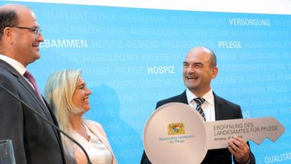 Bild: Stephan Huber
Sie können sich von ganzem Herzen über das neue Landesamt für Pflege in Amberg freuen. Im Bild von links die beiden Minister Albert Füracker (Finanzen und Heimat) und Melanie Huml (Gesundheit und Pflege) sowie der Präsident des Landesamts für Pflege, Markus Schick.