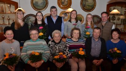 Bild: dob
Hedwig Meller (vorne, Dritte von rechts) und Maria Götz vorne, Dritte von links) sind mit 47 und 46 Jahren Mitgliedschaft die treuesten Chormitglieder in Böhmischbruck. Chorleiterin Daniela Bock (hinten, links) würdigte mit Dekan Alexander Hösl (hinten, rechts) die sangesfreudigen Frauen und Männer. Alfons Duschinger (hinten, Mitte) wurde mit einer Bischofsurkunde und Nadel für 28 Jahre Chorgesang ausgezeichnet worden.