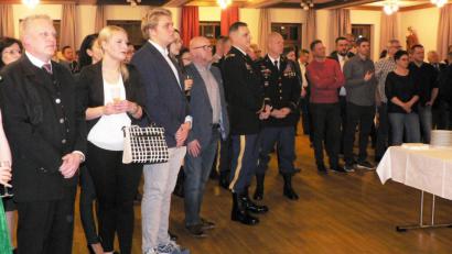 Bild: lep
Der Saal ist gut gefüllt: Zahlreiche Vertreter aus Politik, Wirtschaft, Kirche, Vereinen, Verbänden und Initiativen nehmen am Neujahrsempfang der Marktgemeinde Kirchenthumbach teil – und lauschen im musikalischem Teil dem Duo „L'espoir“.