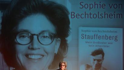 Bild: Wolfgang Steinbacher
Stauffenberg und sein gescheiterter Versuch, den nationalsozialistischen Wahnsinn zu stoppen, sind zu einem Mythos geworden. Die Enkelin und Historikerin Sophie von Bechtolsheim berichtete über die Familie Stauffenberg und über Person und Motive des Großvaters, den sie nur vom Hörensagen kennt. Ihr Fazit: Stauffenberg wollte nicht das Attentat, er wollte den Umsturz.