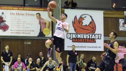 Bild: Büttner, Gerhard
Beim explosiven Antritt von DJK-Aufbau Aaron Scotts (am Ball) kommt auch Veitshöchheims Bester, Christian Gabold (rechts), nicht mehr hinterher. Beide Spieler prägen beim Duell auf Top-Niveau das Spiel ihrer Teams.