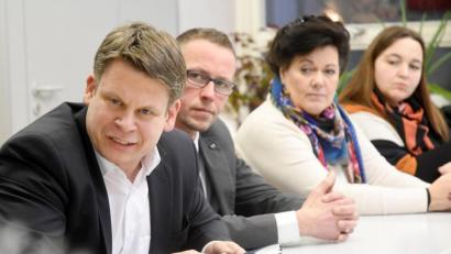 Bild: Gabi Schönberger
CSU-Oberbürgermeisterkandidat Benjamin Zeitler (links) zu Besuch beim Weidener Arbeitskreis Asyl. Zeitler setzt auf die staatliche Verteilung Asylsuchender.