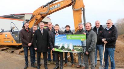 Bild: gru
Die Verantwortlichen der Maßnahme beim Spatenstich am Lagerhaus der Raiffeisenbank Sulzbach-Rosenberg in Edelsfeld.