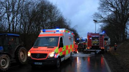 Bild: hd
Zur Bergung der schwerstverletzten Autofahrerin leuchtete die Feuerwehr die Unfallstelle aus. Rettungsspreizer kamen zum Einsatz.