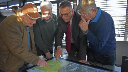 Bild: lue
Landwirt Herbert Wölfl (links) zeigt beim Tennet-Bürgerforum im Seenario auf dem Touchscreen-Bildschirm, welche seiner Grundstücke von der Erdverkabelung des Süd-Ost-Links betroffen sind.