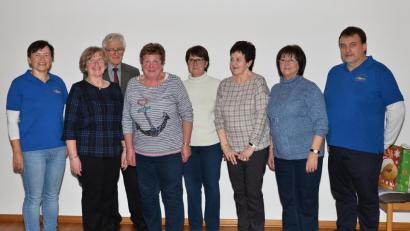 Bild: fjo
"Danke" sagen Pfarrei und Kirchenverwaltung durch Pfarrer Georg Hartl (hinten) und Sprecher Josef Kleber (rechts) den langjährigen Ehrenamtlichen, Cordula Schmucker, Rosalinde Hera-Mack, Gisela Dierl, Hannelore Zeug, Eva Biehler und Marianne Zahner (von links)