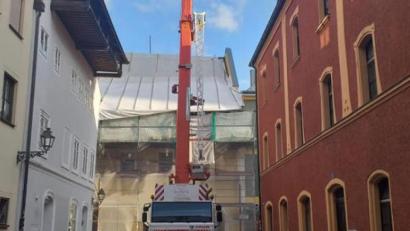 Bild: tk
Der Mühlhof und die Lederergasse sind noch bis Mittwoch, 22. Januar, täglich von 6 bis 18 Uhr gesperrt. Grund dafür ist dieser mobile Kran.