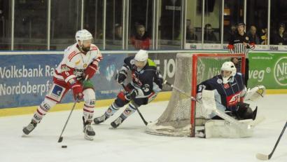 Bild: gb
Zweistellige Klatsche im Oberpfalzderby: Die Blue Devils gingen am Sonntag gegen den EV Regensburg mit 2:11 unter. Hier verfolgt Michael Kirchberger den Regensburger Topscorer Richard Divis, rechts Devils-Keeper Jonas Neffin.