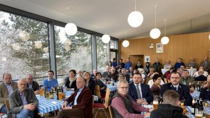 Bild: eig
Das Publikum ist bunt gemischt; Bürgermeister Markus Ludwig, Gemeinderäte fast aller Fraktionen und Vertreter vieler Vereine lassen sich von der CSU bewirten.