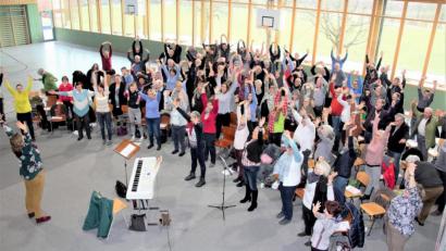 Bild: tu
Die Teilnehmer des Chortags in Pleystein machen sich locker. Ist der Körper entspannt, lässt es sich den ganzen Tag lang leichter singen.