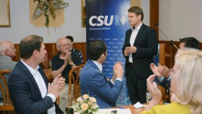 Bild: vok
Benjamin Zeitler (stehend) tritt 2020 als OB-Kandidat der CSU gegen Jens Meyer (SPD) an.