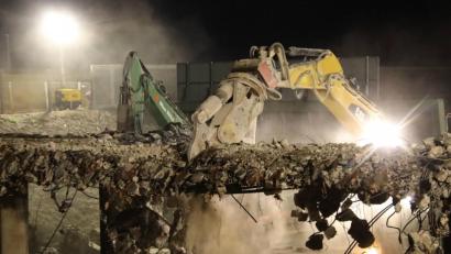 Bild: Alexander Auer
In der Nacht zum Sonntag haben Bauarbeiter zwei Autobahnüberführungen südlich von Regensburg abgerissen.