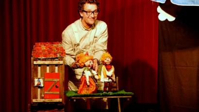 Bild: bkr
Michael Gleich erzählt die spannende Geschichte „Jack und die Zauberbohnen“. Das junge Publikum ging begeistert mit.