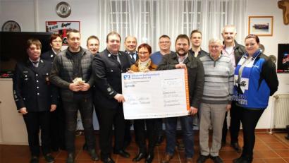 Bild: njn
Feuerwehrvorsitzender Matthias Reul (Fünfter von links) und Andreas Schaumberger (Fünfter von rechts) überreichten den Spendenscheck über 2500 Euro an die Schirmherrin der Aktion "Lichtblicke", Edith Lippert (Siebte von links). Mit auf dem Bild unter anderem Bürgermeister Uli Roth (Zweiter von rechts), Zweiter Bürgermeister Reinhard Naber (Dritter von rechts) sowie Bäckermeister Manuel Neugirg (Dritter von links).