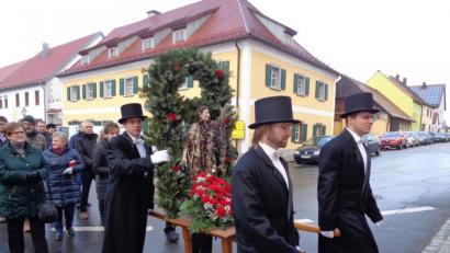 Bild: amö
Frack, Zylinder und weiße Handschuhe tragen die vier jungen Männer, von denen die Statue des heiligen Sebastian durch den Ort getragen wird. Vor 385 Jahren wurde der Heilige um Hilfe vor der Pest angerufen.