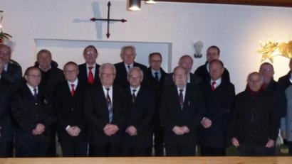 Bild: mez
Pfarrer Dirk Grafe (rechts) dankte der Kemnather Liedertafel und dem Immenreuther Sängerbund für die Gestaltung des Gottesdienstes zum Jahresanfang.