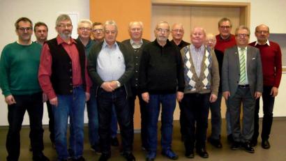 Bild: wro
Der Vorsitzende der Sängergruppe Wiesau, Stefan Werner (links), Dirigent Gottfried Hofmann und Bürgermeister Toni Dutz (von rechts) gratulierten den Gewählten. Vorsitzender des Gesangvereins bleibt Erich Trottmann, der aus gesundheitlichen Gründen jedoch nicht anwesend sein konnte.