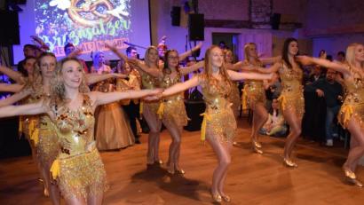 Bild: bö
Golden glitzernde Kostüme und dazu ein "Golden Summer" mit Sommerhits aus vergangenen Jahrzehnten ist heuer das Motto der fünften Jahreszeit in Schmidmühlen.