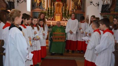 Bild: jr
Die Münchenreuther Ministranten gratulierten ihrem Pfarrer Pater Friedhelm Czinczoll mit verschiedenen Sorten Zitronenlimonade.