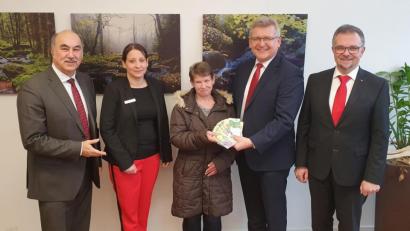 Bild: dob
Martha Lang (Mitte) freut sich, den Gewinn, den Kundenberater Reinhard Steger überreicht. Vorstandsvorsitzender Josef Pflaum (links), Filialbereichsleiterin Melanie Nowlin (Zweite von links) sowie Marktdirektor Thomas Müllner (rechts) gratulierten.