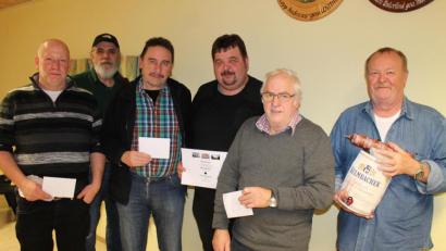 Bild: exb
Die erfolgreichen Teilnehmer am Preisschafkopf freuen sich über die Gewinne.