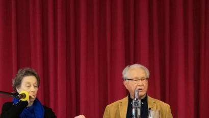 Bild: exb
Holocaust-Überlebender Professor Alexander Fried berichtet Schülern des Stiftland Gymnasiums von seinen Erlebnissen im Dritten Reich. Seine Frau Dorothea Woiczechowski-Fried unterstützt den 94-Jährigen.