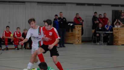 Bild: gb
Die C-Junioren der JFG FC Stiftland belegten bei der Endrunde der Futsal-Kreismeisterschaft den zweiten Platz hinter der SpVgg Bayern Hof. Nach vier Siegen in den Gruppenspielen und dem 4:0 im Halbfinale (Szene) gegen die (SG) FC Rehau verloren die Stiftländer das Endspiel mit 2:3.