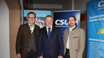 Bild: frd
Dem CSU-Bürgermeisterkandidaten Herbert Uschold stehen Ortsvorsitzender Tobias Ehrenfried (links) und Stadtratfraktionssprecher Alexander Ried (rechts) zur Seite. Das Dreigestirn gab sich beim Wahlkampfauftakt zuversichtlich, mit einer Mehrheit im Stadtrat und einem CSU-Bürgermeister die Stadt weiter voranzubringen zu können.




Das neue Oberviechtacher CSU- Dreigestirn mi (von links) dem CSU Ortsvorsitzenden Tobias Ehrenfried, CSU- Bürgermeisterkandidat Herbert Uschold und dem CSU- Fraktionssprecher im Stadtrat ist zuversichtlich, mit einer Mehrheit im Stadtrat und einem CSU- Bürgermeister an der Spitze, in den nächsten sechs Jahren zum Wohle der Bürger abrieten zu dürfen und die Stadt weiter voranzubringen Bild: frd