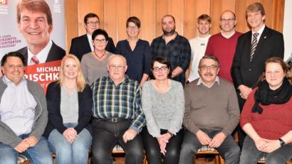 Bild: no
Ein Großteil der SPD-Gemeinderatsbewerber mit Landratskandidat Michael Rischke (stehend, rechts).