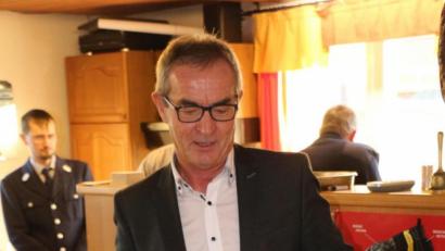 Bild: rpp
Bürgermeister Werner Nickl ist begeistert von der freiwilligen Feuerwerhr Löschwitz-Kaibitz. Für ihn ist die Notrufsäule eine tolle Sache und jeder Verein, der eine aufstellen will, kekommt von der Stadt Unterstützung, sicherte Nickl zu.