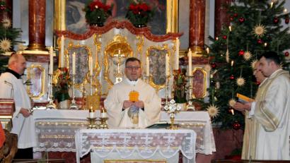 Bild: ads
Stadtpfarrer Markus Brunner eröffnete die Winterbergfestwoche im Sebastianskircherl. Die Gläubigen aller Amberger Pfarreien sind zu den täglichen Andachten um jeweils 15 Uhr und zu den Abendmessen um jeweils 19 Uhr in das sakrale Kleinod eingeladen.