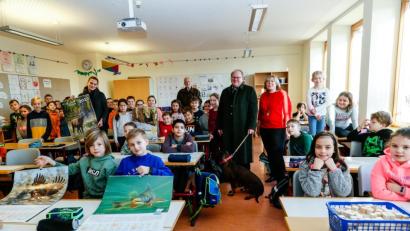 Bild: Hösamer
Rektorun Gabriele Moser (stehend, rechts) und Lehrerin Julia Butz (stehens, links) freuten sich mit den Kindern der Ettmannsdorfer Grundschule über die Kalender, die der Vorsitzende des Jägervereins St. Hubertus, Johann Vornlocher (stehend, Zweiter von rechts) und Ehrenvorsitzender Herbert Krauthann (stehend, Dritter von rechts) übergaben.