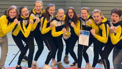 Bild: exb
Die U 20 des SV Hahnbach mit (von links) Vanessa Wamser, Lucy Riß, Lisa Großmann, Lisa Kölbel, Louisa Tilgen, Marie Heidlinger, Julia Polito und Trainerin Elisabeth Lederer gewann souverän den Oberpfalztitel.