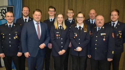 Bild: jr
Neu gewählt hat die Mitterteicher Feuerwehrjugend ihr Führungsteam. Im Bild (von links) die Jugendwarte Armin Degelmann und Johannes Schmid, Zweiter Bürgermeister Stefan Grillmeier, der bisherige Jugendsprecher Tobias Wedlich, die Jugend-Kassenverwalterin Carolina Grabis, stellvertretender Jugendsprecher Max Rasp, Jugendsprecherin Alena Kempf, Kommandant Franz Bauernfeind, Kreisbrandrat Andreas Wührl und Feuerwehr-Vorsitzender Christian Grillmeier.