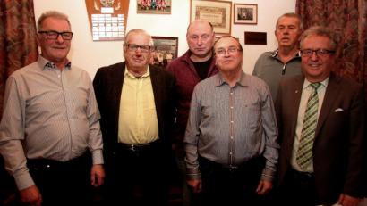 Bild: wro
Die erfolgreichen Züchter wurden vom Zweiten Vorsitzenden Josef Kellner geehrt, der selbst zu den Siegern zählte. Preise heimsten auch Martin Zeitler, Thomas Zötzl, Richard Zeitler und Berthold Müller (von links) ein. Bürgermeister Toni Dutz (rechts) gratulierte.